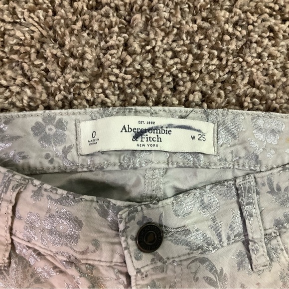 Abercrombie and Fitch Floral Foil Slim Jeans Size 0 Gray / Silver - Picture 3 of 9